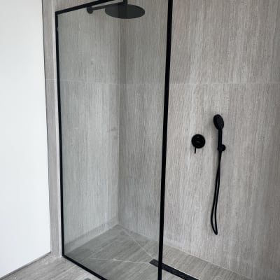 מקלחון זכוכית עם ראש מקלחת שחור