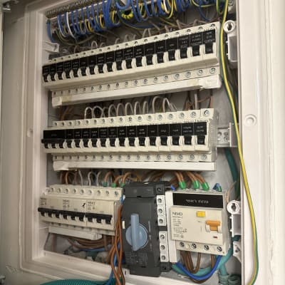 לוח חשמל עם חוטים ומפסקים