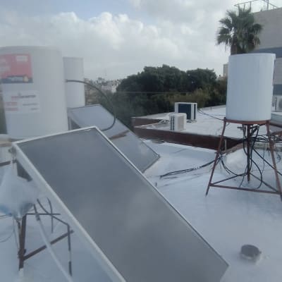 מערכת דודי שמש על גג עם ציפוי איטום