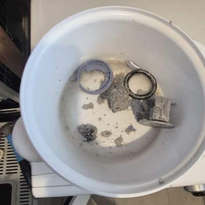 דלי עם חלקי פלסטיק ואבק