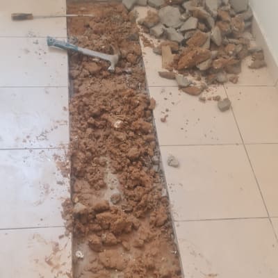 כלים וחפירות ברצפה, עבודה של אינסטלטור