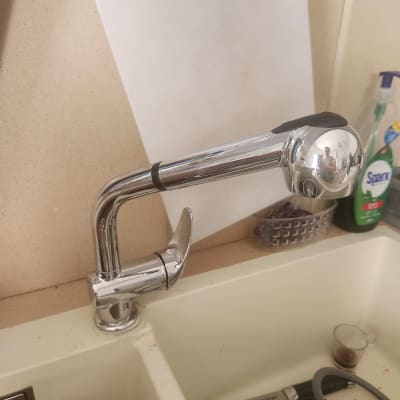 ברז מטבח עם ידית מתכת מבריקה