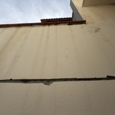 קיר עם סדק ותיקון חלקי