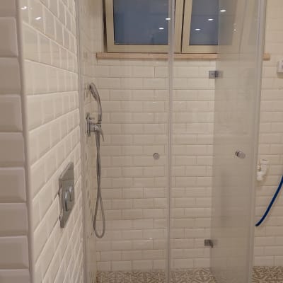 מקלחת עם ראש גשם ודלת זכוכית