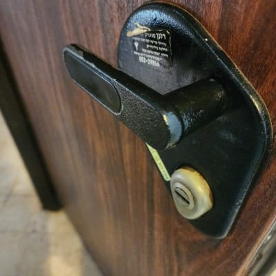 מנעול דלת עם ידית שחורה ותווית בעברית