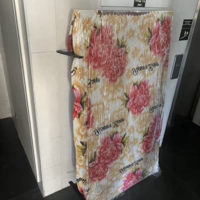 שמיכה עטופה בניילון ליד מעלית