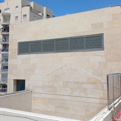 קוצים על גג למניעת יונים ליד בניין מגורים