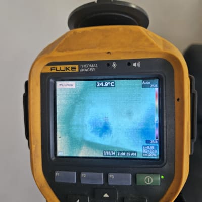 מצלמה תרמית מציגה אזור קר על המסך