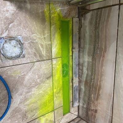 נזילת מים עם צבע זוהר על רצפת אריחים