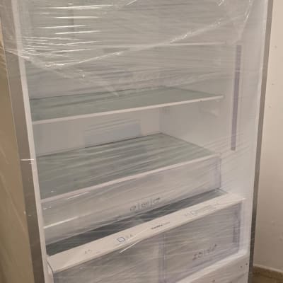 מקרר ארוז ועטוף היטב בניילון נצמד המוכן להובלה