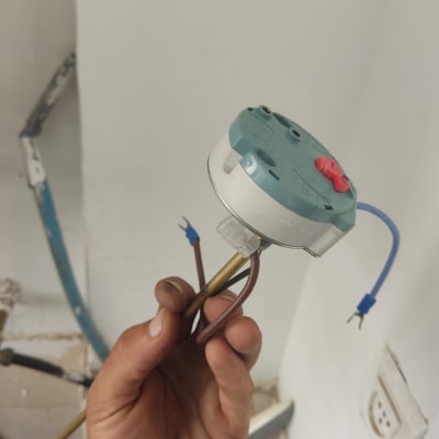 תרמוסטט לדוד שמש מוחזק ביד עם חוטים חשמליים