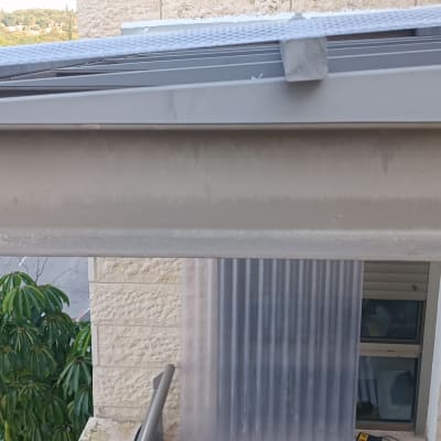 קורת מתכת אפורה עם לוחות פלסטיק שקופים