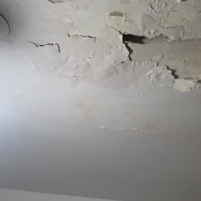 תקרה מתקלפת עם סדקים וכתמי רטיבות