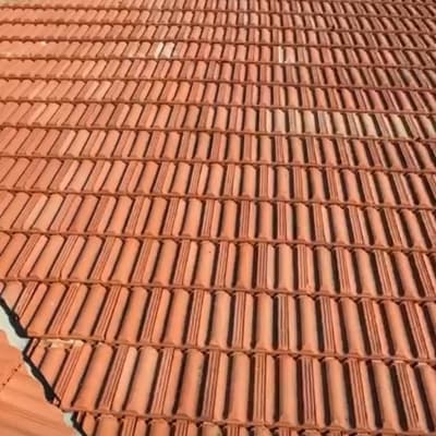 גג רעפים אדומים מסודרים בשורות