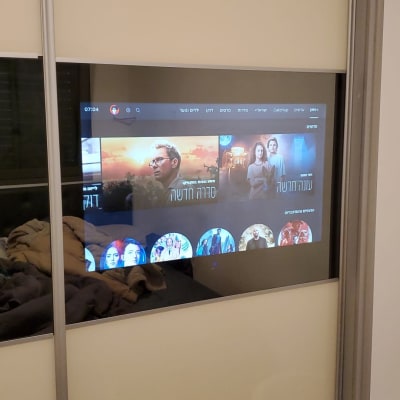 מסך טלוויזיה עם תצוגת תוכניות וסדרות