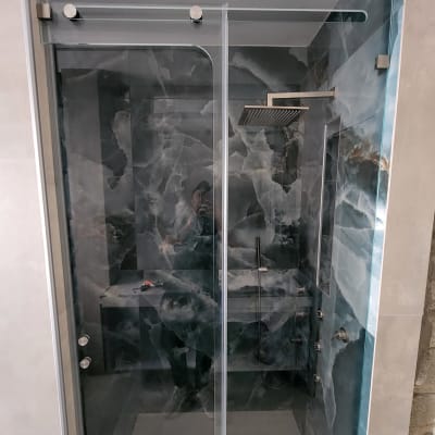 מקלחון זכוכית עם עיצוב מודרני וראש מקלחת