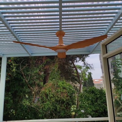 תקרת פרגולה מאלומיניום עם מאוורר עץ תלוי