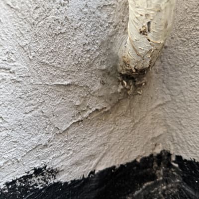 צינור אטום בקיר עם חומר איטום