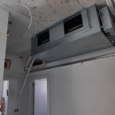 מערכת מיזוג אוויר מותקנת בתקרה עם צינורות חשופים