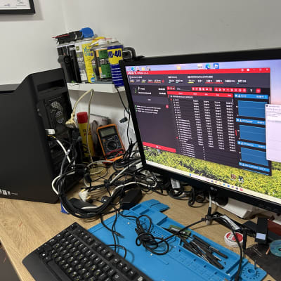 מחשב שולחני עם מסך תוכנה פתוח וכלי עבודה