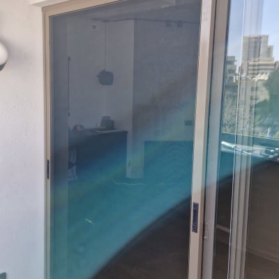 מסגרת אלומיניום לדלת הזזה מזכוכית