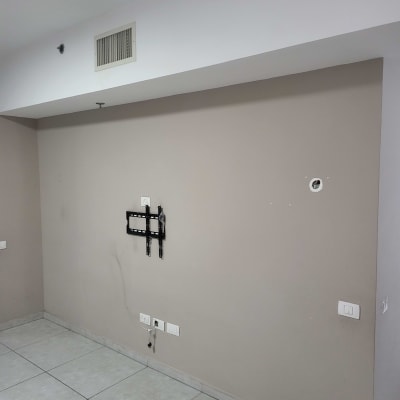 קיר עם מתקן תלייה, שקעי חשמל, ופתח אוורור