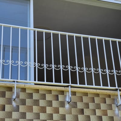 מעקה ברזל לבן על מרפסת בניין