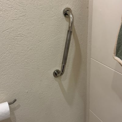 ידית אחיזה מותקנת על קיר חדר אמבטיה