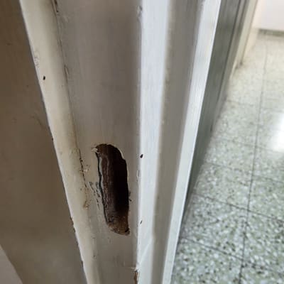 חריטה והכנת מגרעת בדלת עץ להתקנה או תיקון של מנעול