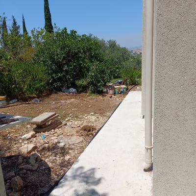 צינור פלסטיק לבן מחובר לקיר חיצוני