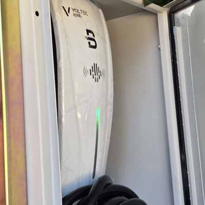 מטען חשמלי עם כבל שחור בתוך ארון