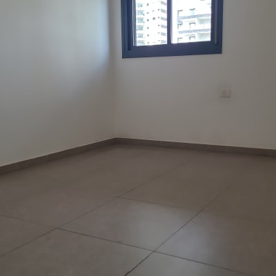 רצפה נקייה עם חלון פתוח ברקע