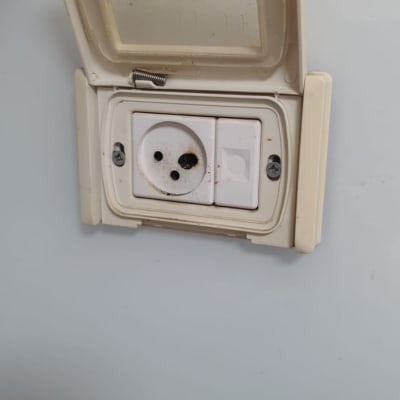 שקע חשמלי עם מכסה פתוח על קיר