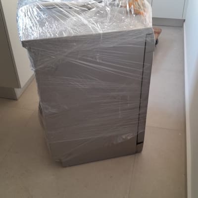 מכשיר עטוף בניילון במטבח, מוכן להובלה