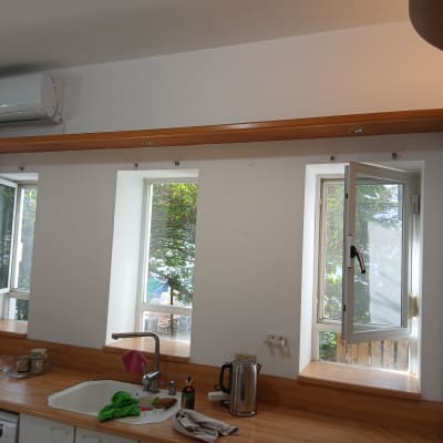 מטבח עם חלונות פתוחים ומשטח עבודה מעץ