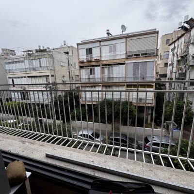 מעקה מתכת במרפסת עם נוף לבניינים