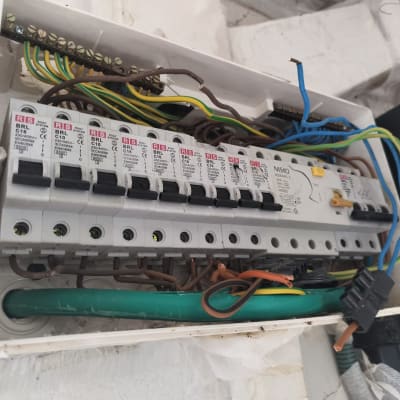 לוח חשמל עם חוטים ומפסקים