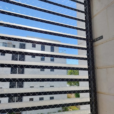 רשת מתכת מותקנת למניעת כניסת יונים