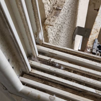 מסגרת חלון מלוכלכת עם אבק ולכלוך