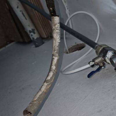 צינור חשמל עם בידוד פגום וחיבורים חשמליים