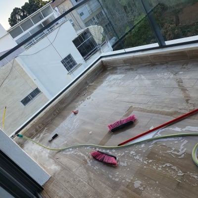 מטאטאים ורצפה רטובה עם סבון ומים