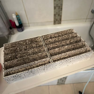 פילטר מזגן מלוכלך עם כתמים שחורים