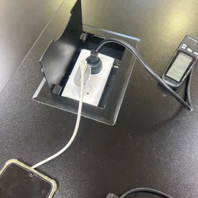 שקע חשמל עם כבלים מחוברים על שולחן