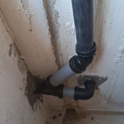 תיקון והחלפת צנרת ניקוז וביוב בקיר
