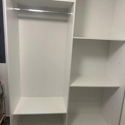 ארון לבן עם מדפים ומוט תלייה