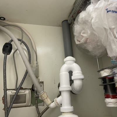 צינורות פלסטיק לבנים מתחת לכיור במטבח