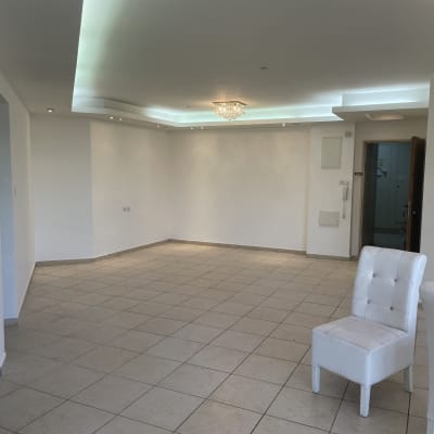 חדר צבוע עם קירות לבנים ותקרה מעוצבת