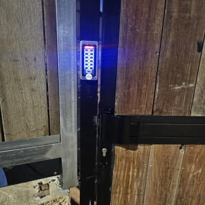 מקלדת קוד מוארת על שער עץ