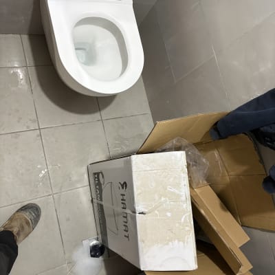 אסלה מותקנת עם קופסת קרטון בחדר אמבטיה