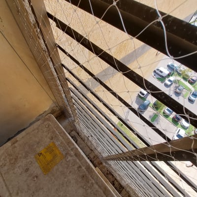 רשת מתכת מותקנת למניעת כניסת יונים